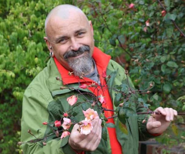 David with Rosa chinensis